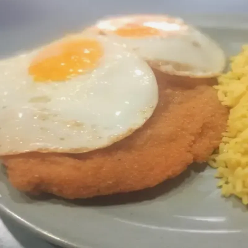 Milanesa de Pollo a caballo con guarnición