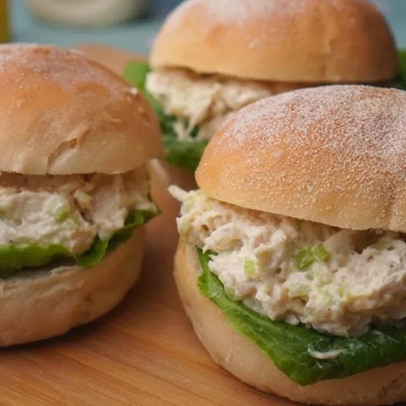 Sándwich de pollo deshilachado