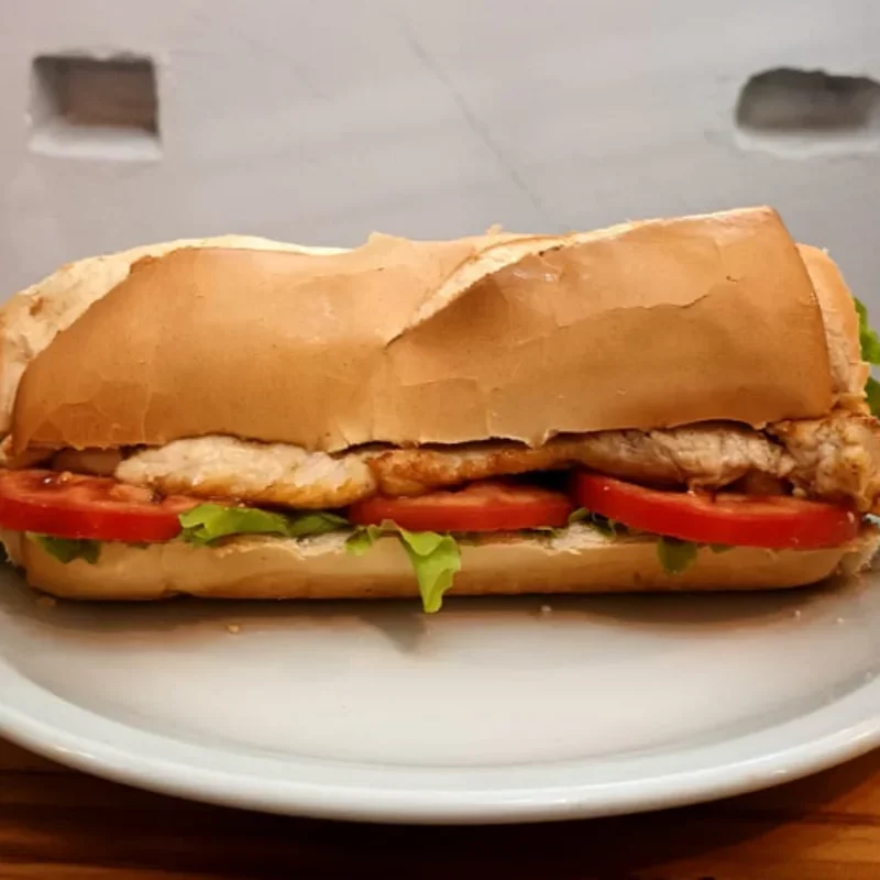 Sándwich de pollo grillado