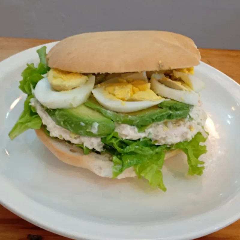 Sándwich de pollo, palta y huevo